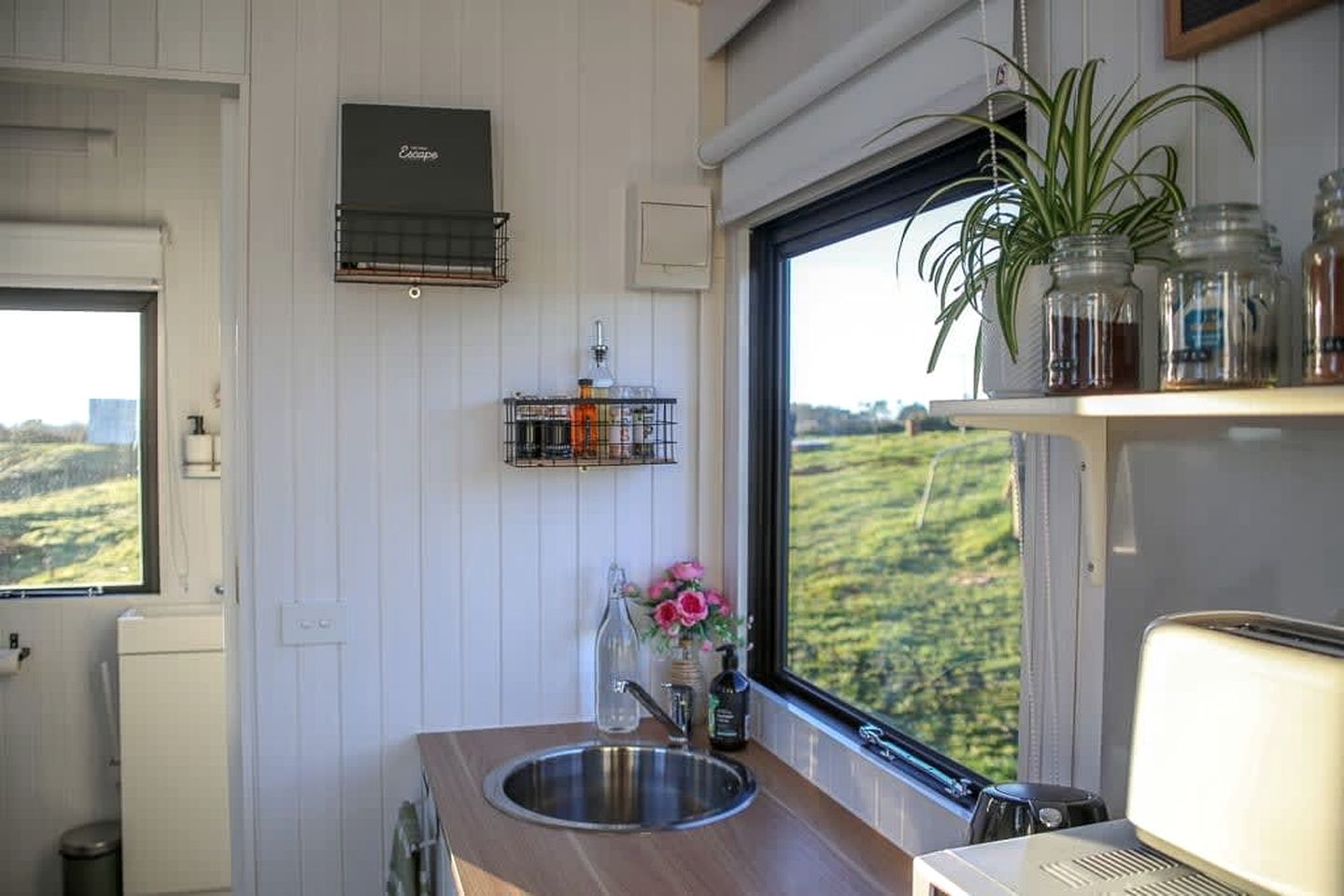 Secluded Tiny House with Breathtaking Mountain Views in Stratford, North Island