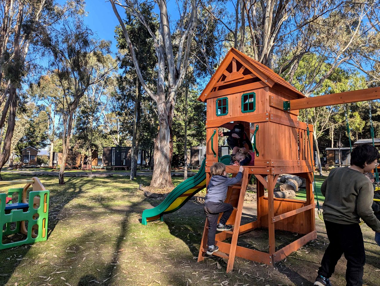 Secluded Tiny House Loft with Living Room Space, Tennis Court and Swimming Pool in Victoria, Australia