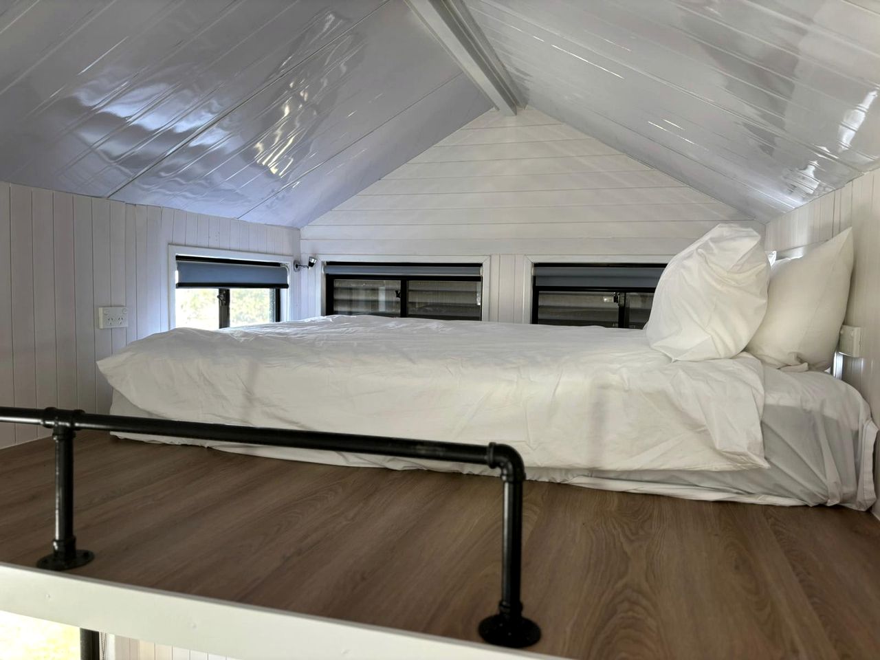 Secluded Tiny House Loft with Living Room Space, Tennis Court and Swimming Pool in Victoria, Australia