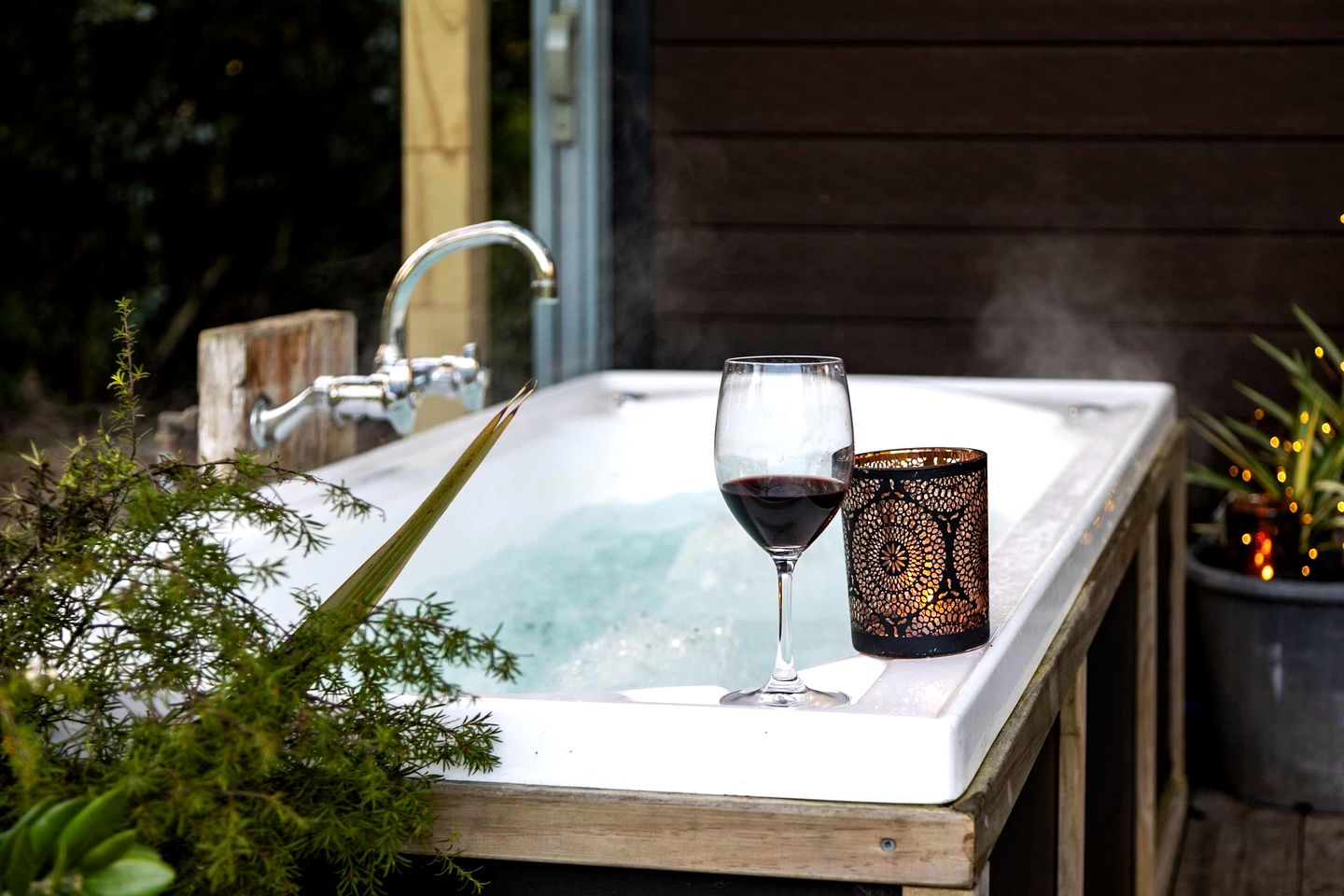Secluded Tiny House with Outdoor Bathtub in Auckland, New Zealand