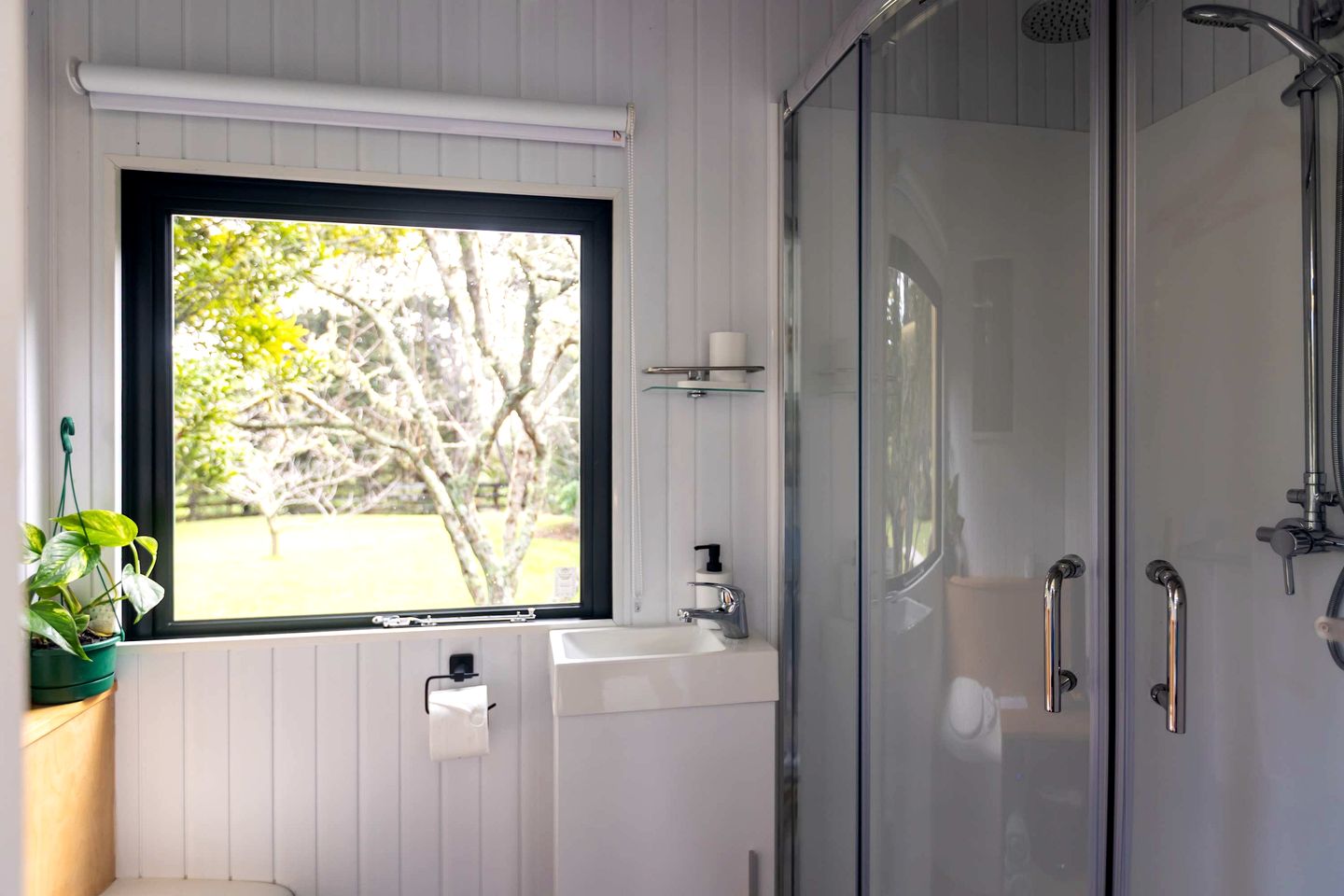Secluded Tiny House with Outdoor Bathtub in Auckland, New Zealand