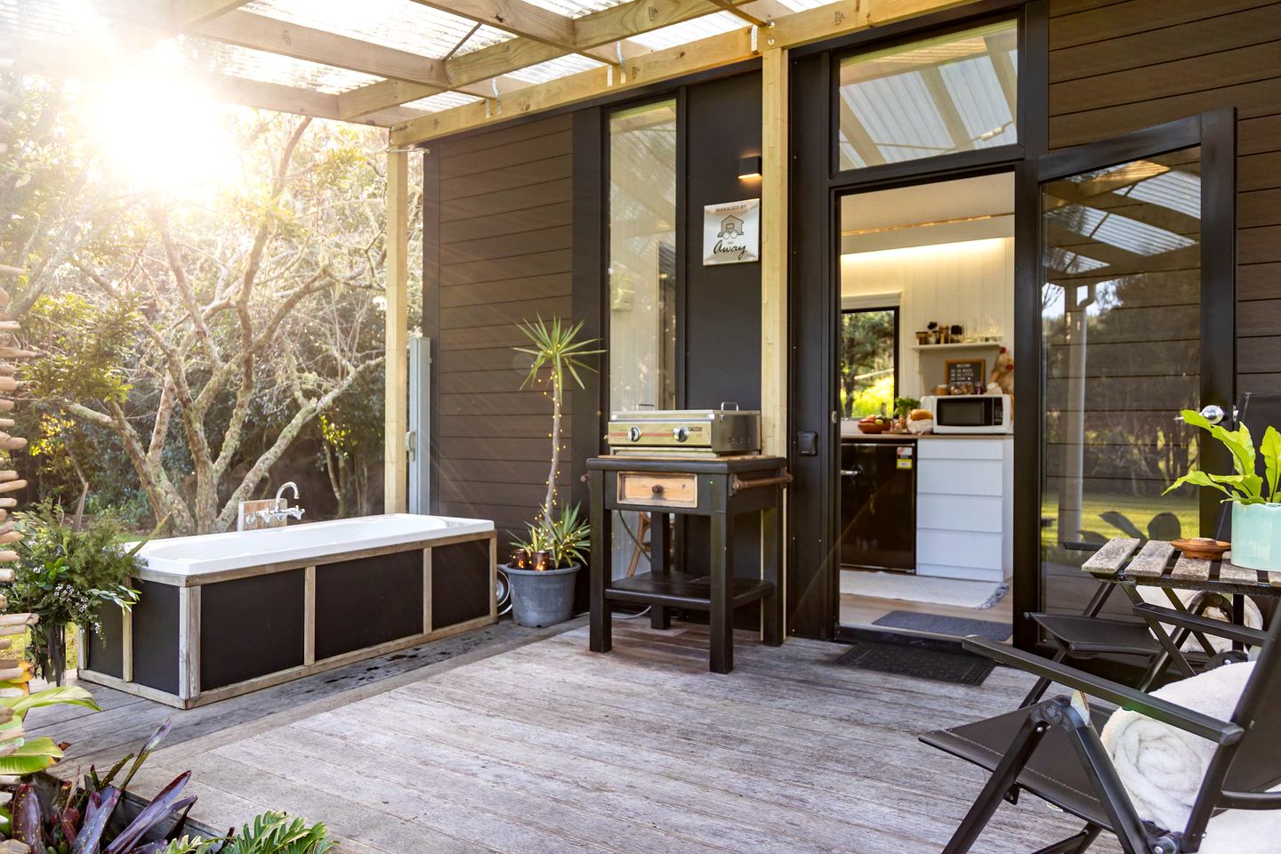 Secluded Tiny House with Outdoor Bathtub in Auckland, New Zealand
