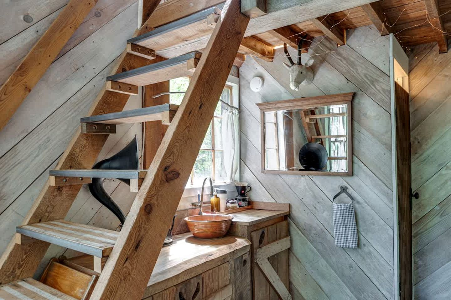 Secluded Tree House in the Forest near the Appalachian Mountains, Georgia
