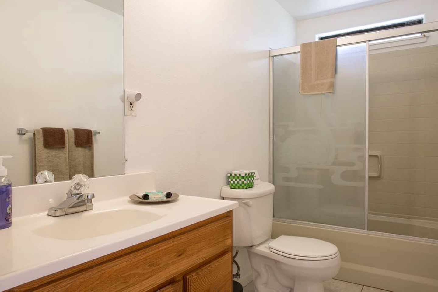 Secluded Vacation Cabin with Modern Furnishings near Bakersfield, California