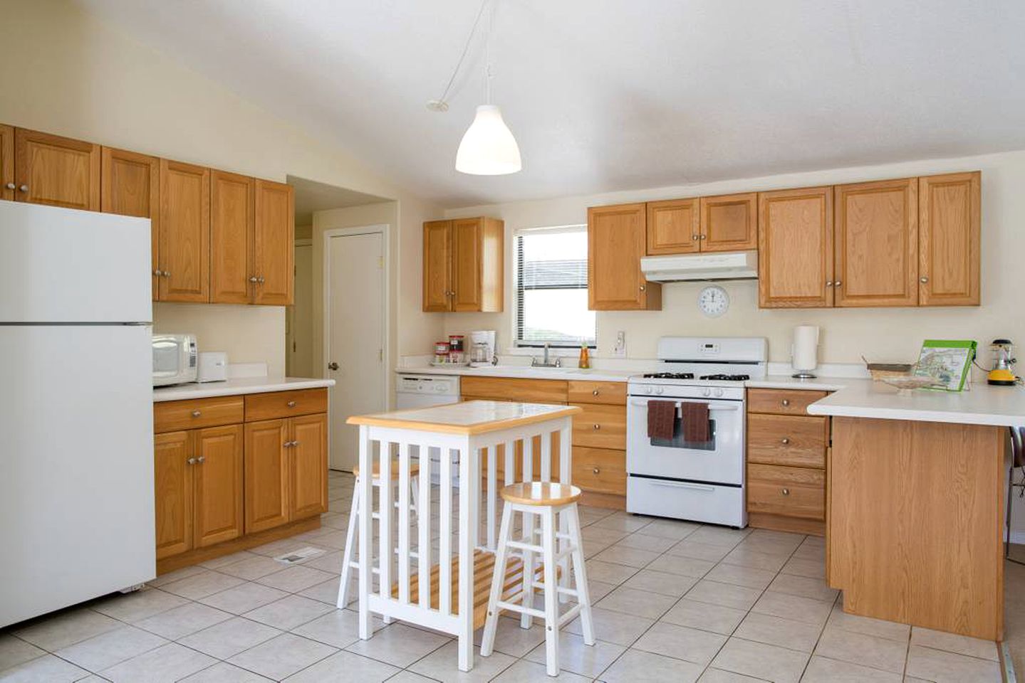 Secluded Vacation Cabin with Modern Furnishings near Bakersfield, California