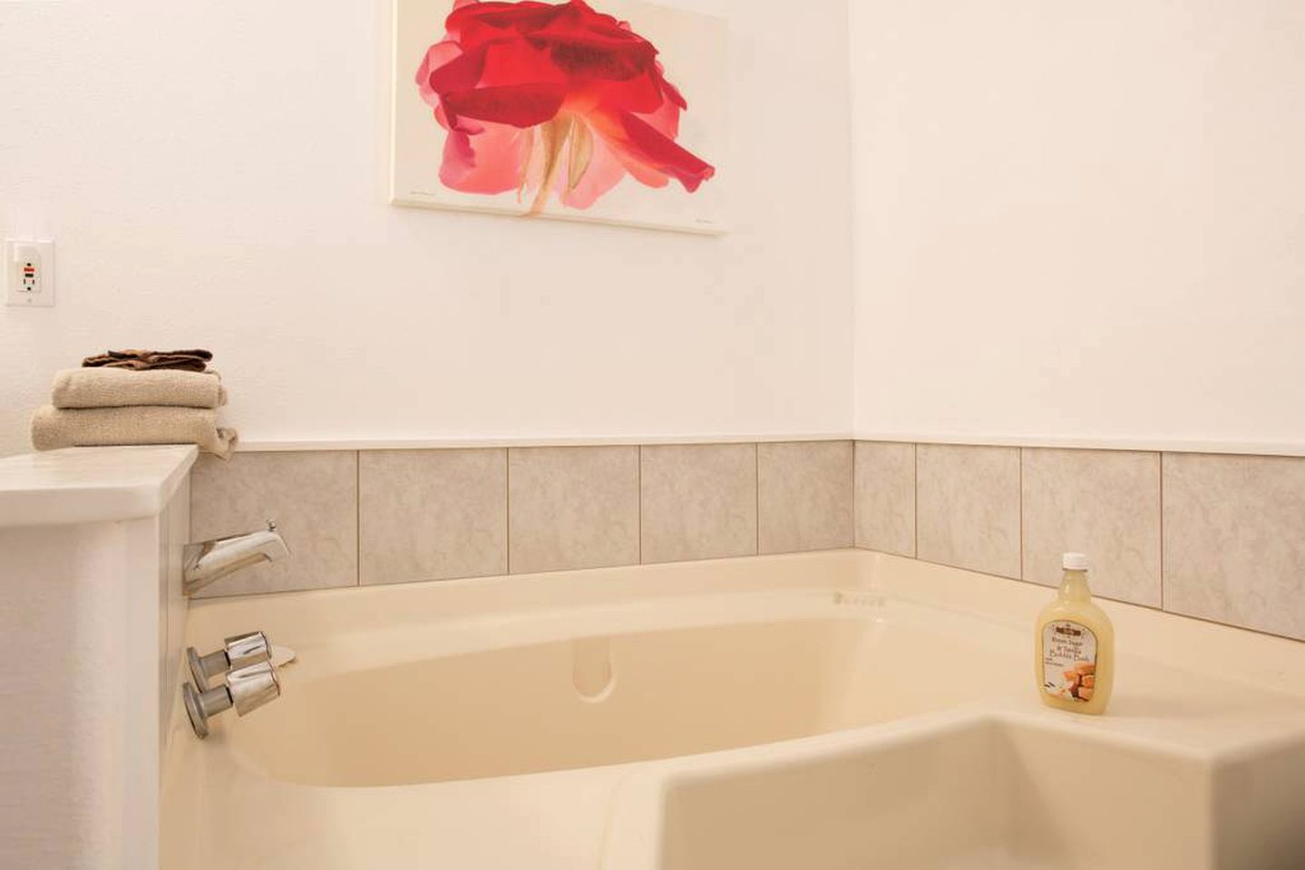 Secluded Vacation Cabin with Modern Furnishings near Bakersfield, California