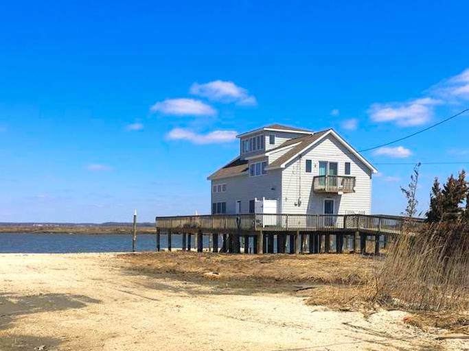 Floating Waterfront Rental, Beach Houses, Cedarville, United States of
