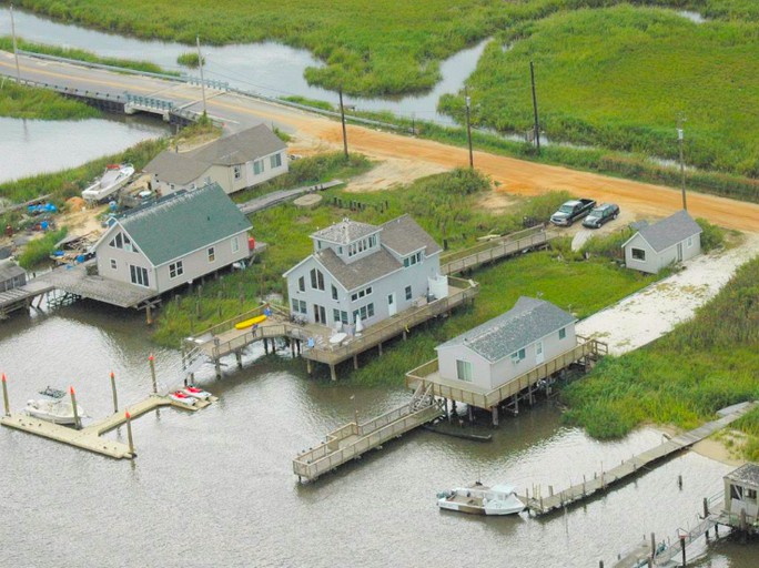 Floating Waterfront Rental, Beach Houses, Cedarville, United States of