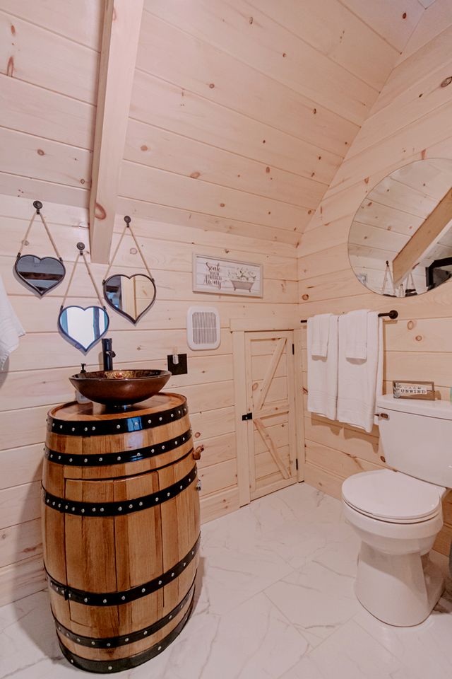Secluded Wooden Cabin with Fire Pit, Barbecue and Hot-tub in Campbellsville, Kentucky