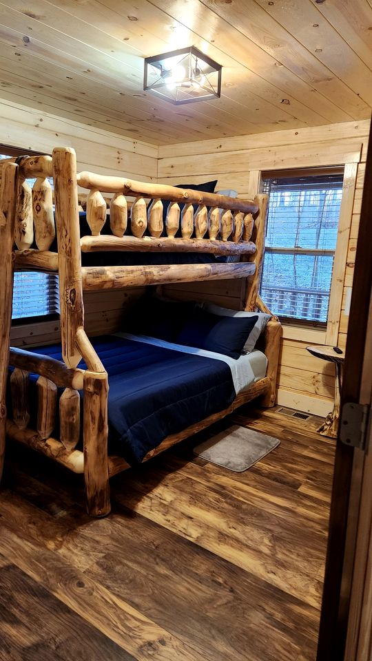 Secluded Wooden Cabin with Fire Pit, Barbecue and Hot-tub in Campbellsville, Kentucky