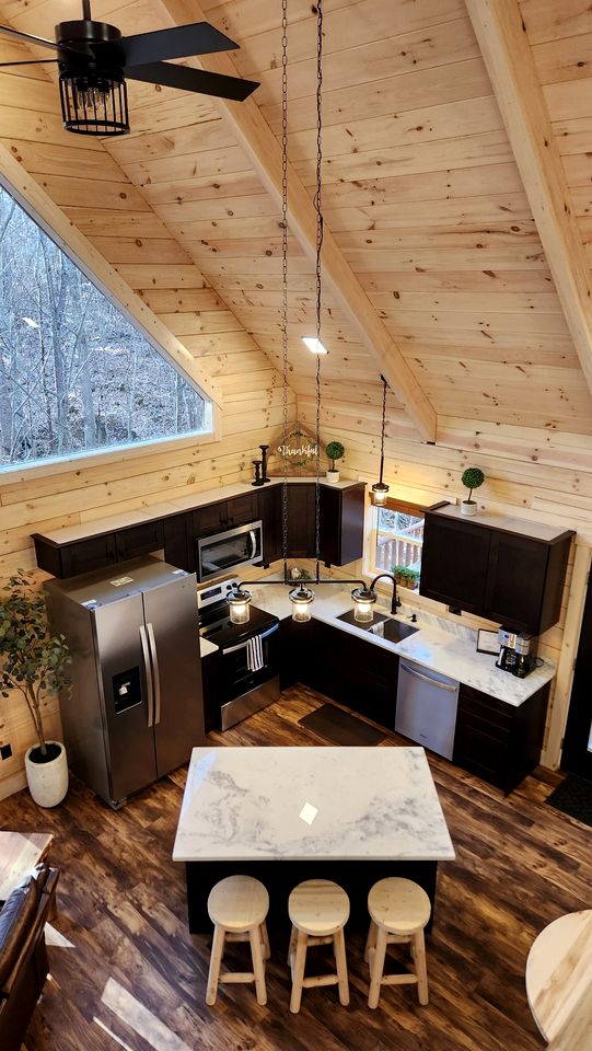 Secluded Wooden Cabin with Fire Pit, Barbecue and Hot-tub in Campbellsville, Kentucky