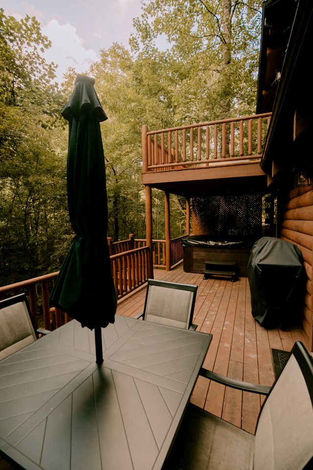 Secluded Wooden Cabin with Fire Pit, Barbecue and Hot-tub in Campbellsville, Kentucky