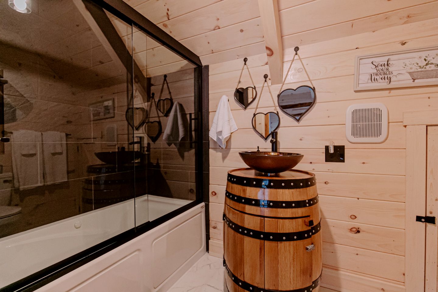 Secluded Wooden Cabin with Fire Pit, Barbecue and Hot-tub in Campbellsville, Kentucky
