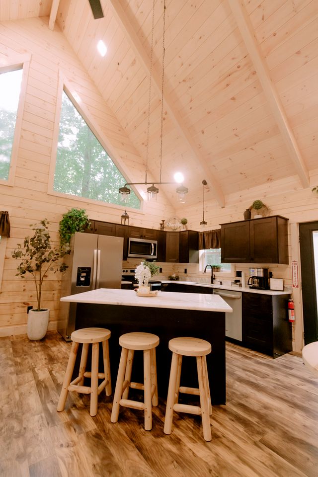 Secluded Wooden Cabin with Fire Pit, Barbecue and Hot-tub in Campbellsville, Kentucky