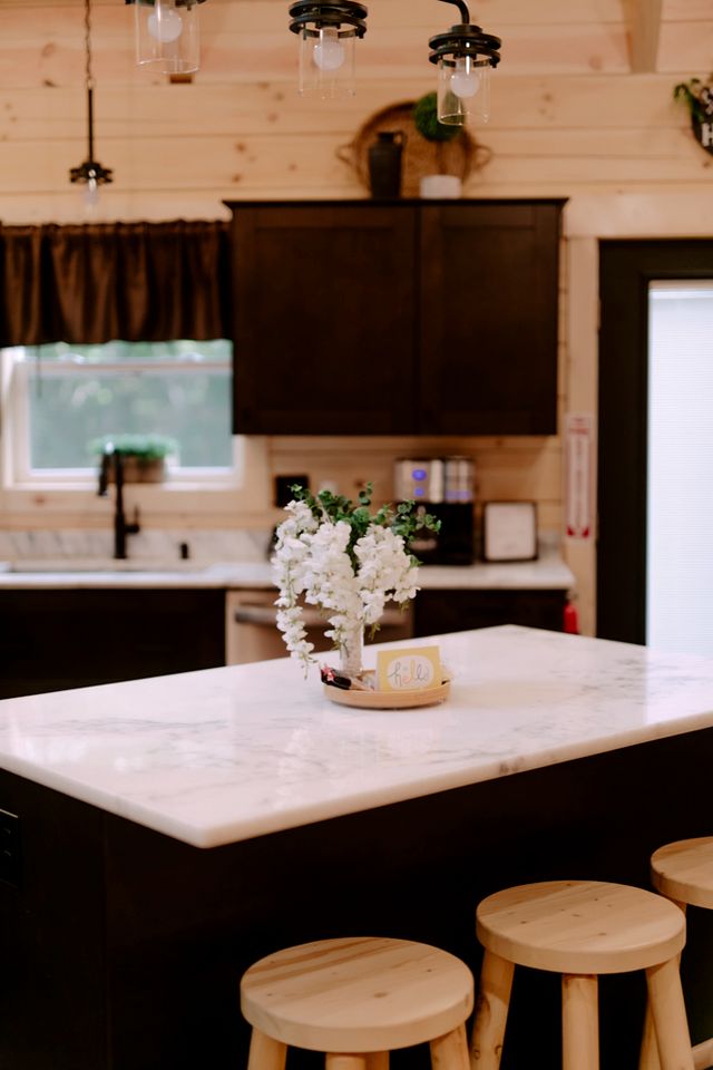 Secluded Wooden Cabin with Fire Pit, Barbecue and Hot-tub in Campbellsville, Kentucky