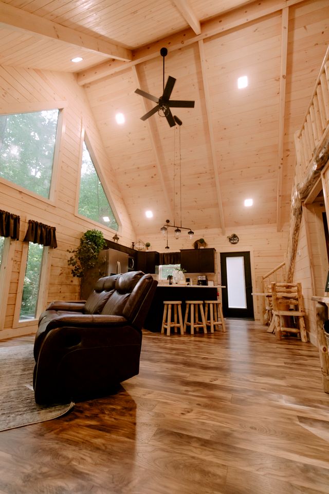 Secluded Wooden Cabin with Fire Pit, Barbecue and Hot-tub in Campbellsville, Kentucky