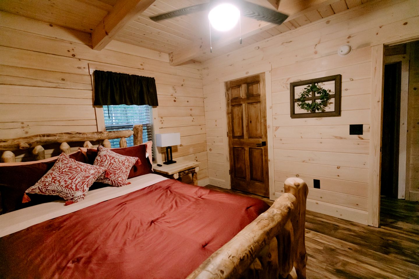 Secluded Wooden Cabin with Fire Pit, Barbecue and Hot-tub in Campbellsville, Kentucky
