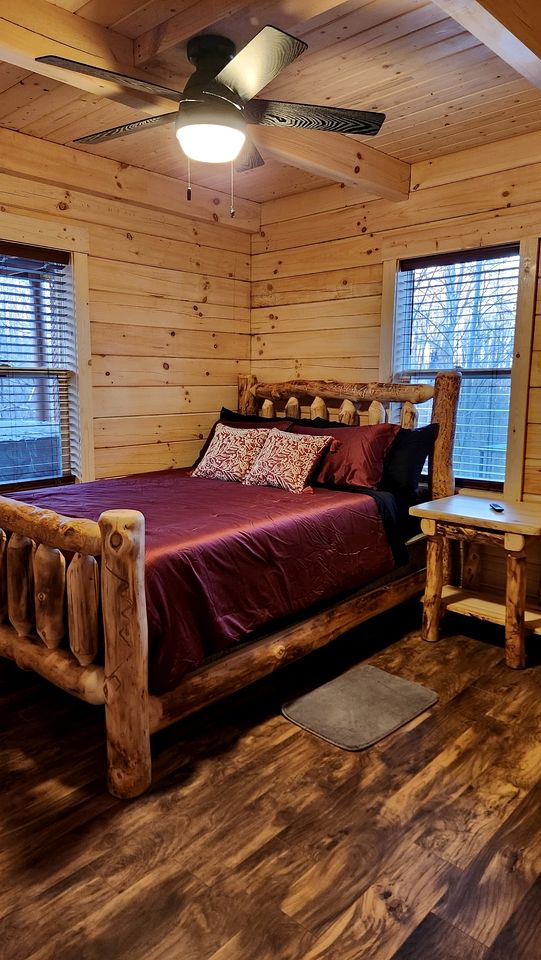 Secluded Wooden Cabin with Fire Pit, Barbecue and Hot-tub in Campbellsville, Kentucky