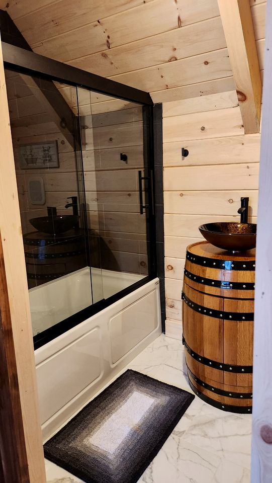 Secluded Wooden Cabin with Fire Pit, Barbecue and Hot-tub in Campbellsville, Kentucky