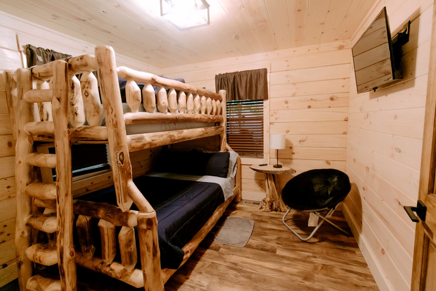 Secluded Wooden Cabin with Fire Pit, Barbecue and Hot-tub in Campbellsville, Kentucky