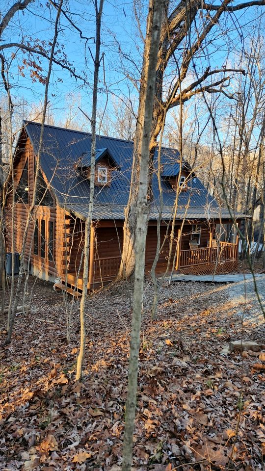 Secluded Wooden Cabin with Fire Pit, Barbecue and Hot-tub in Campbellsville, Kentucky