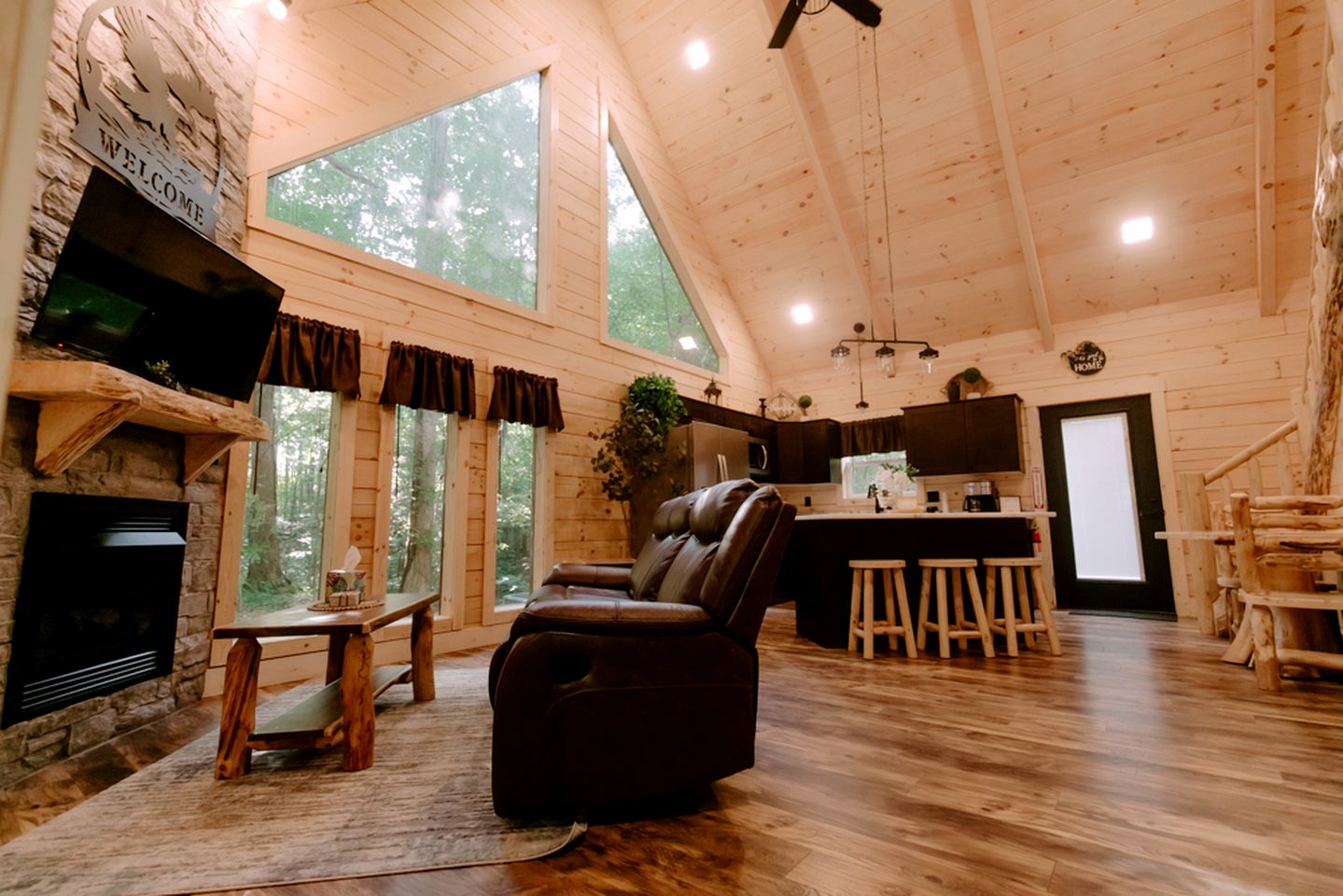 Secluded Wooden Cabin with Fire Pit, Barbecue and Hot-tub in Campbellsville, Kentucky