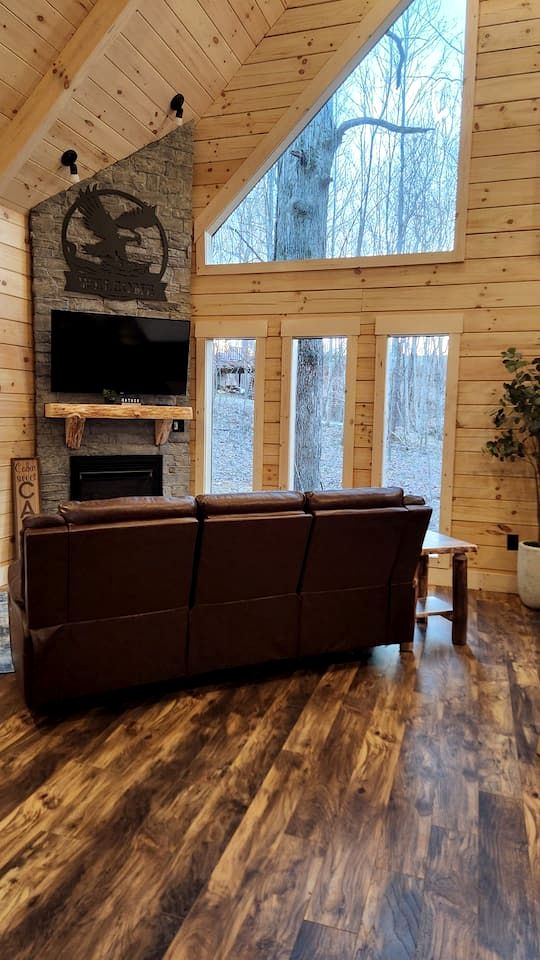 Secluded Wooden Cabin with Fire Pit, Barbecue and Hot-tub in Campbellsville, Kentucky