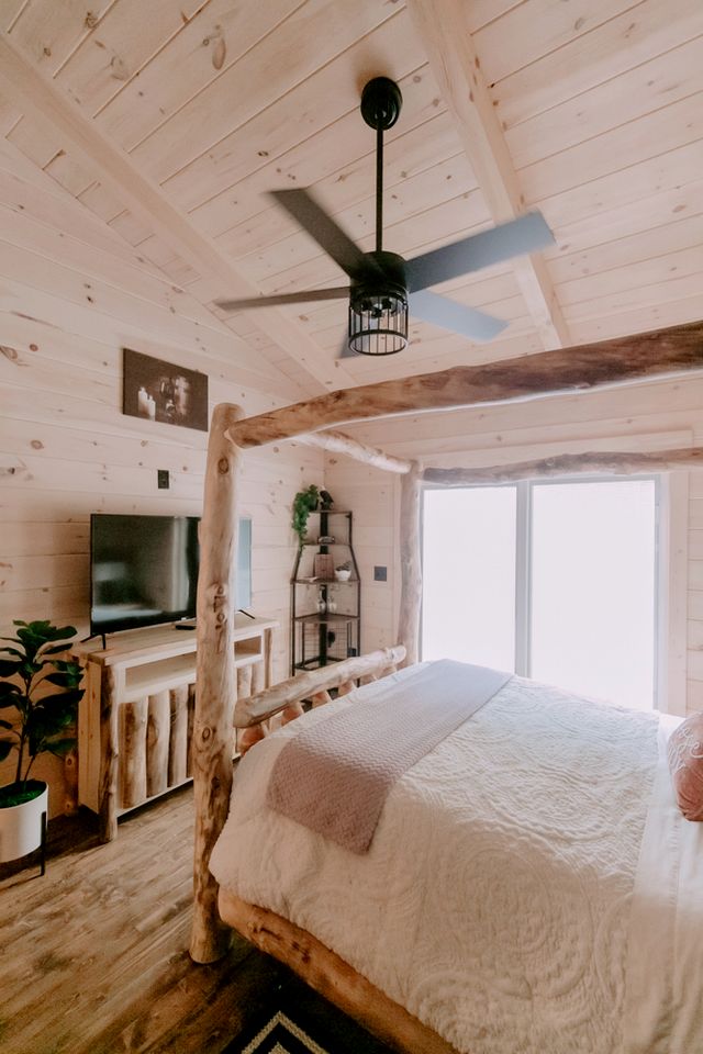 Secluded Wooden Cabin with Fire Pit, Barbecue and Hot-tub in Campbellsville, Kentucky