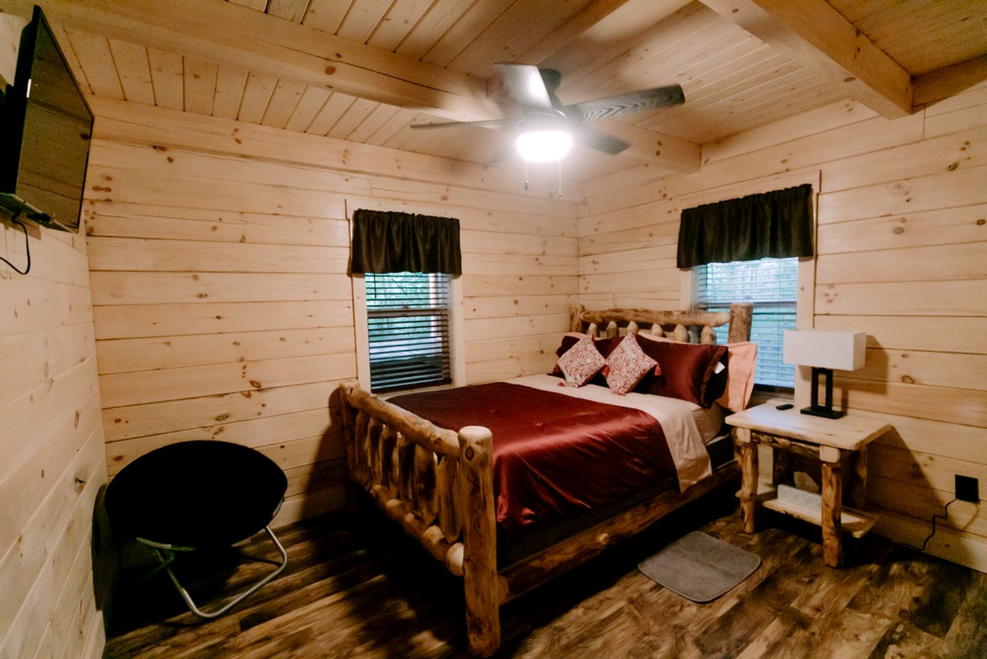Secluded Wooden Cabin with Fire Pit, Barbecue and Hot-tub in Campbellsville, Kentucky