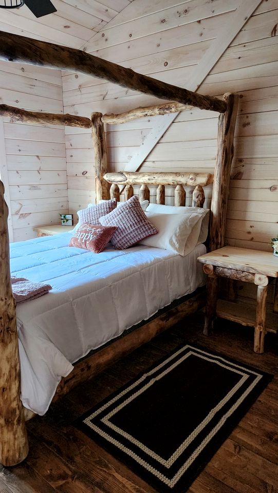 Secluded Wooden Cabin with Fire Pit, Barbecue and Hot-tub in Campbellsville, Kentucky