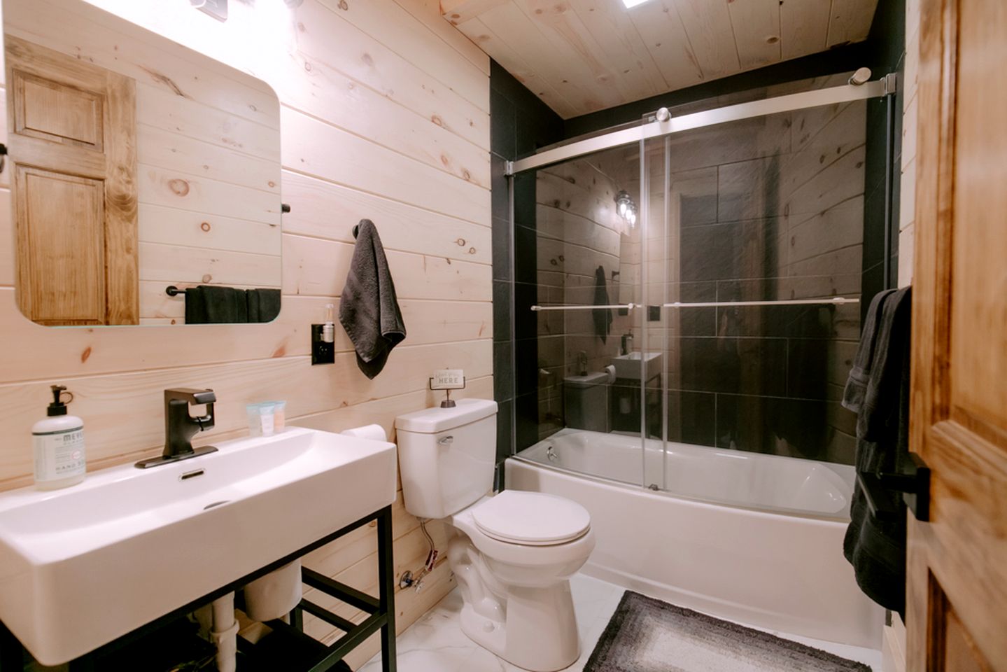 Secluded Wooden Cabin with Fire Pit, Barbecue and Hot-tub in Campbellsville, Kentucky