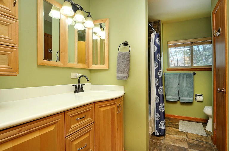 Fantastic Mountain Cottage with a Hot Tub on Beautiful Chalk Creek in Nathrop, Colorado | Log Cabins (Nathrop, Colorado, United States of America)