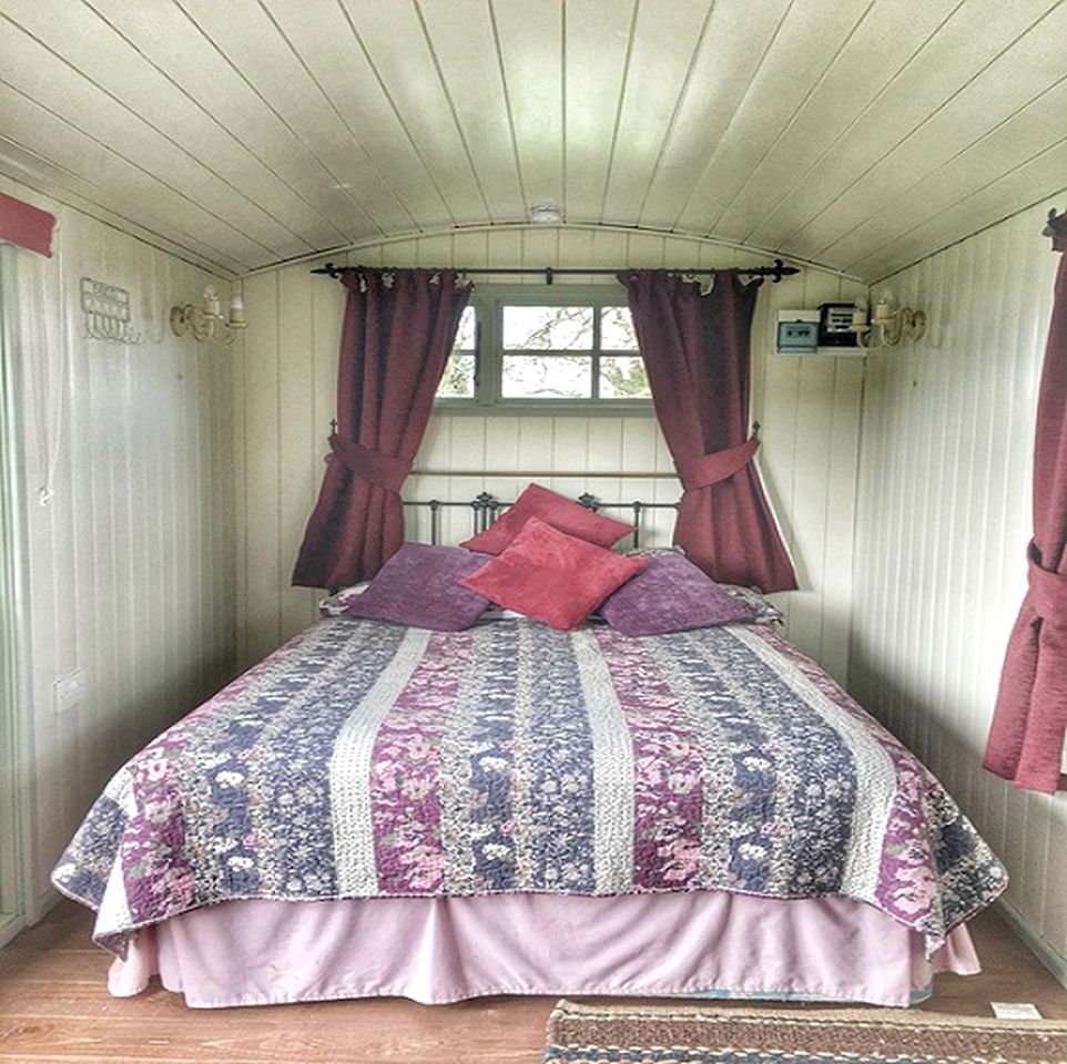 Cozy and Romantic Hut on Private Vineyard near Bridgwater, England