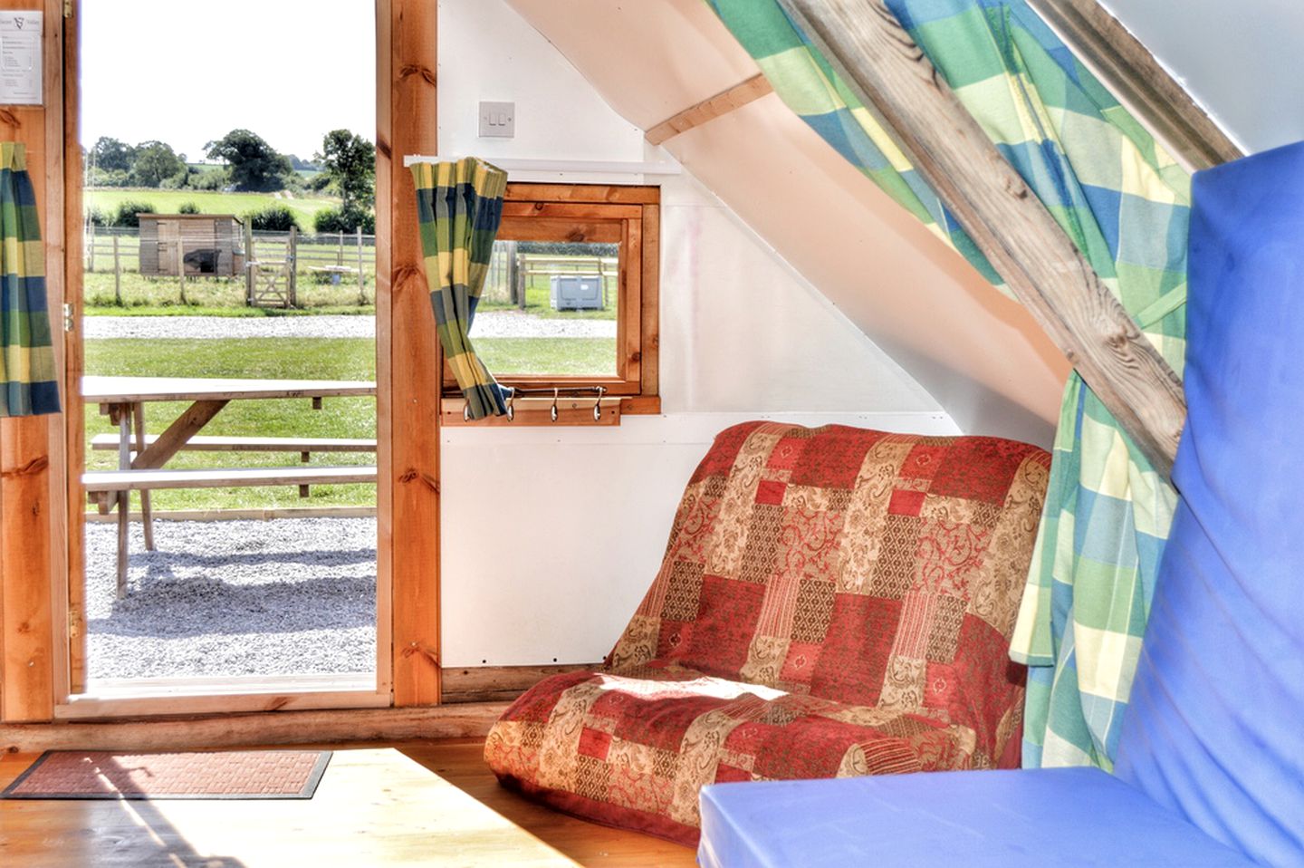 Private and Romantic Lodge Cabin with Kitchenette near Plymouth, England