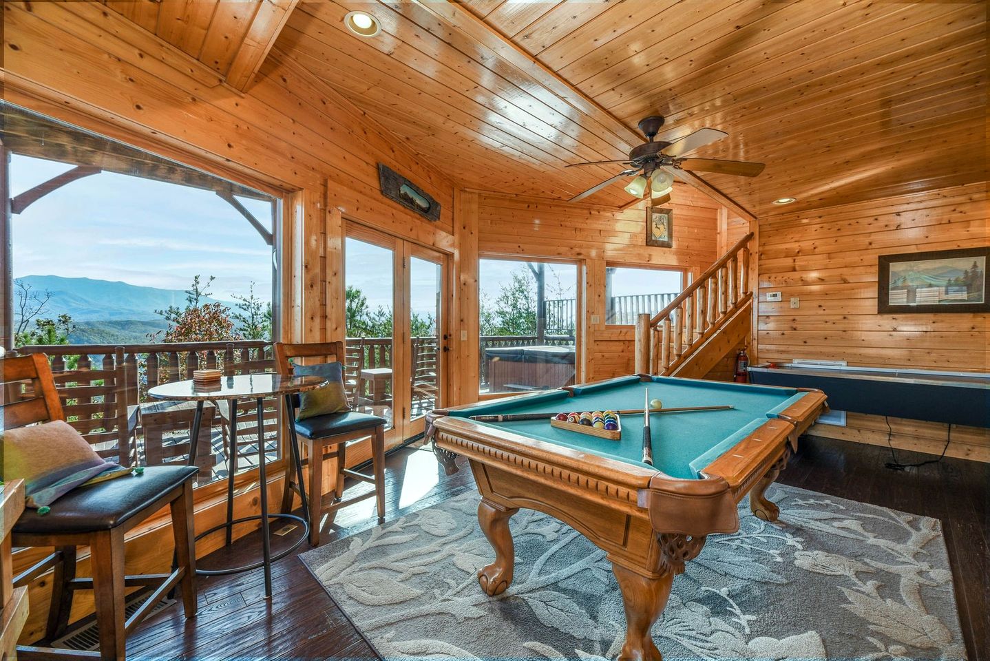 Sensational Mountain Retreat with Spa and Amazing Interior in Sevierville, Tennessee
