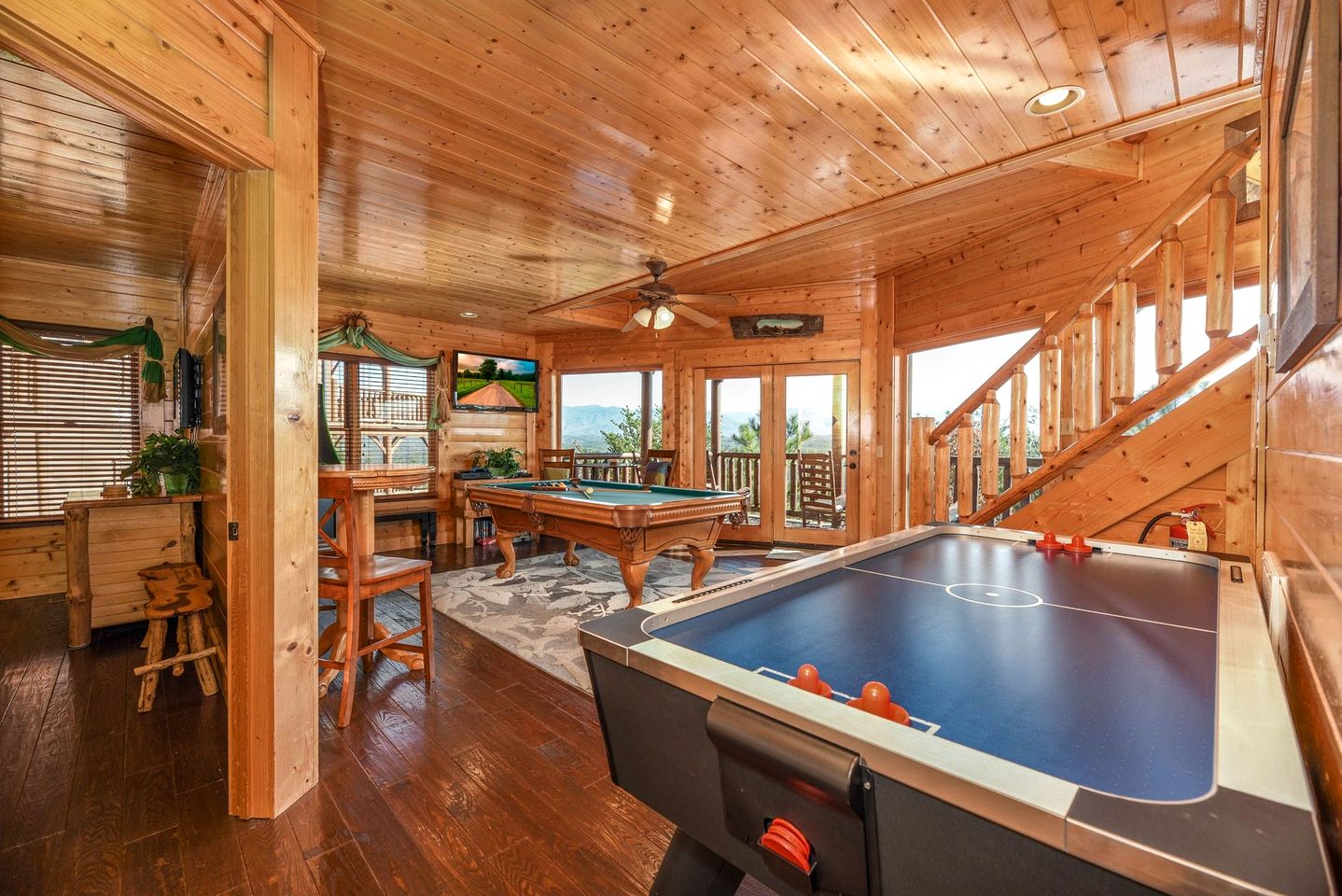 Sensational Mountain Retreat with Spa and Amazing Interior in Sevierville, Tennessee