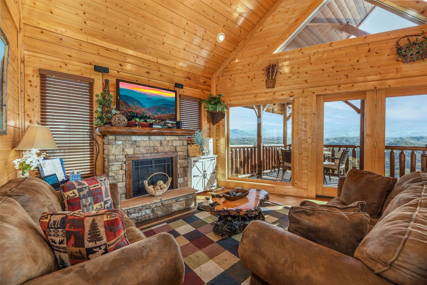 Sensational Mountain Retreat with Spa and Amazing Interior in Sevierville, Tennessee