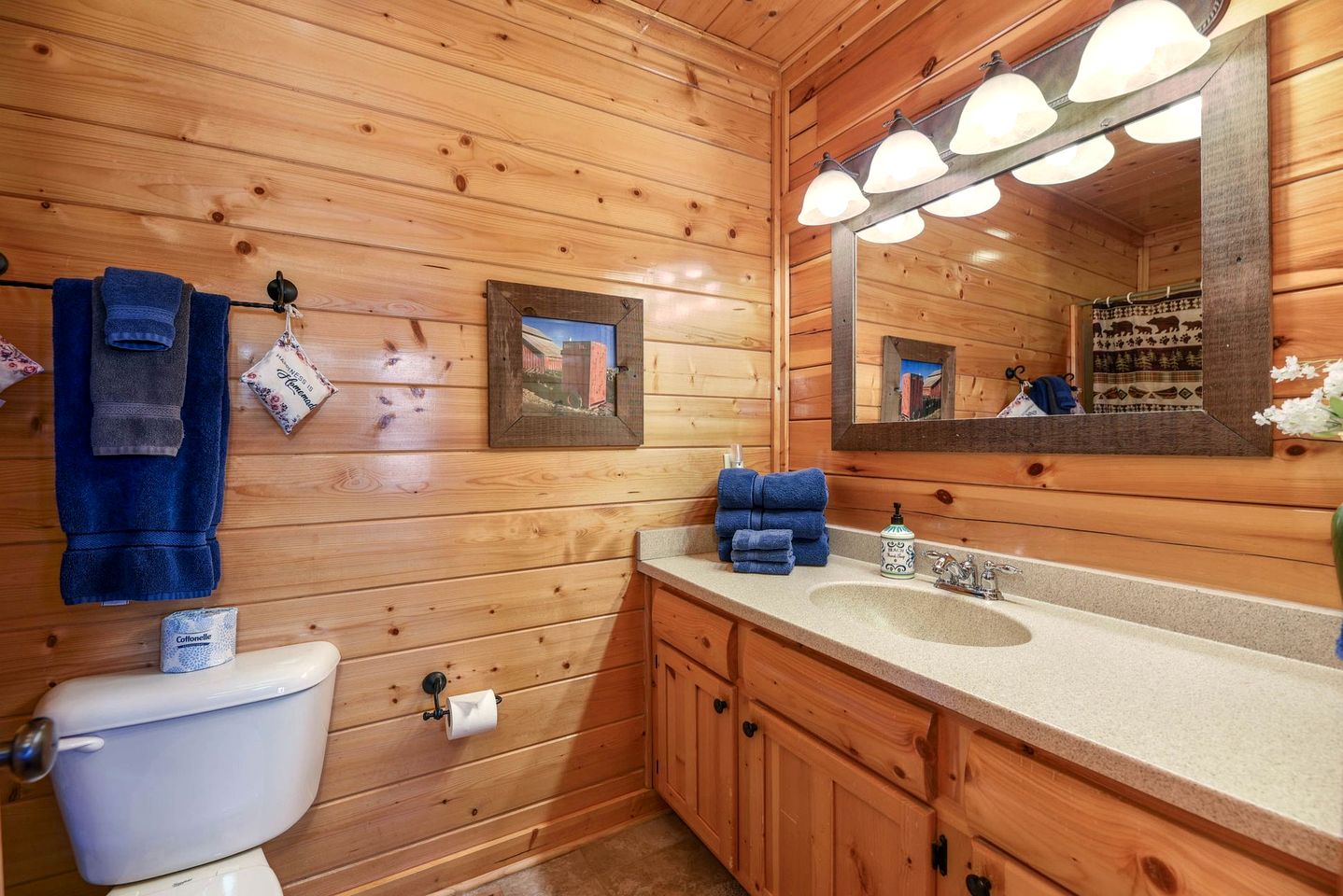 Sensational Mountain Retreat with Spa and Amazing Interior in Sevierville, Tennessee