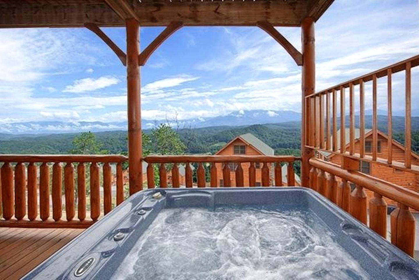Sensational Mountain Retreat with Spa and Amazing Interior in Sevierville, Tennessee