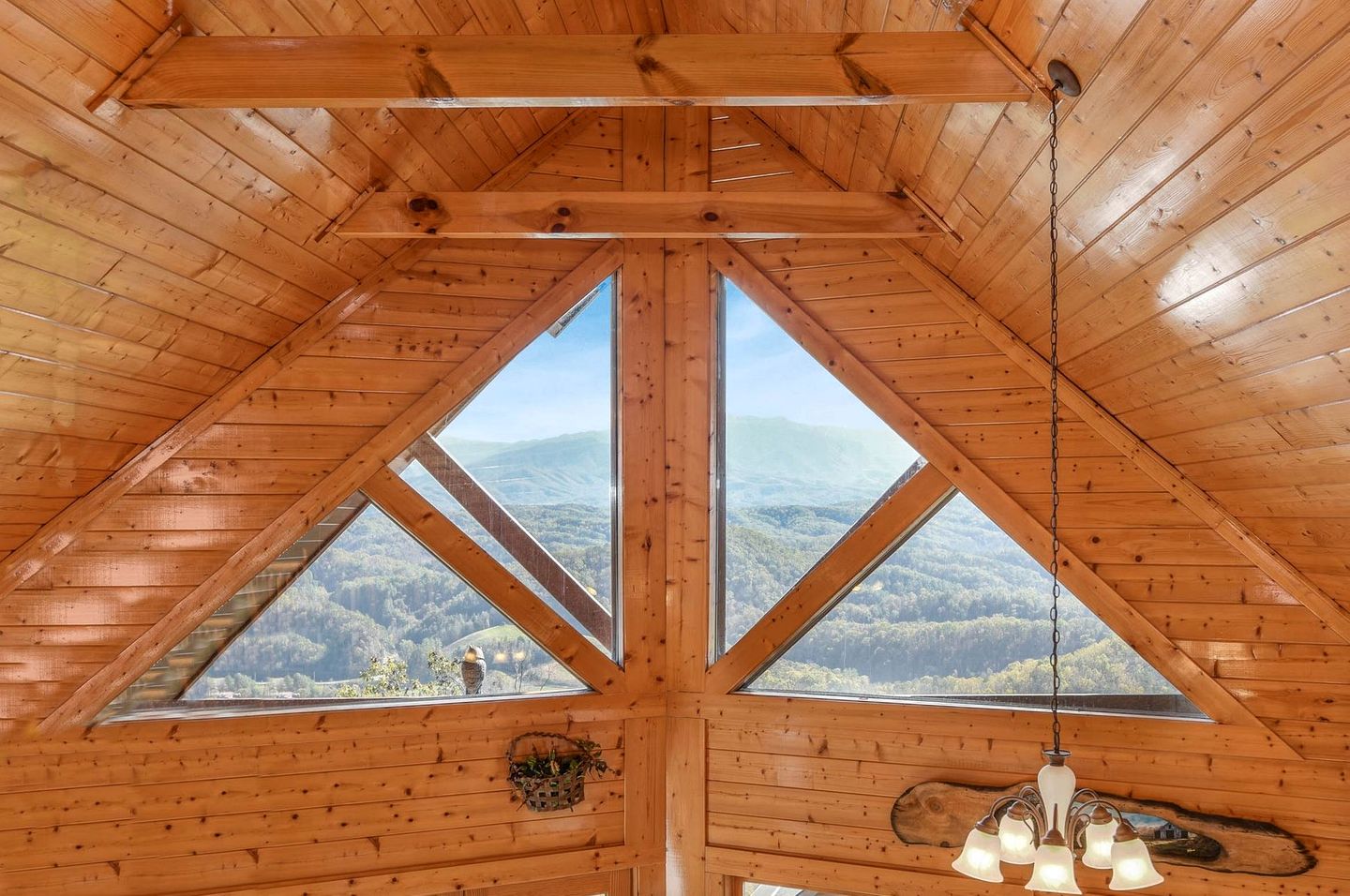 Sensational Mountain Retreat with Spa and Amazing Interior in Sevierville, Tennessee