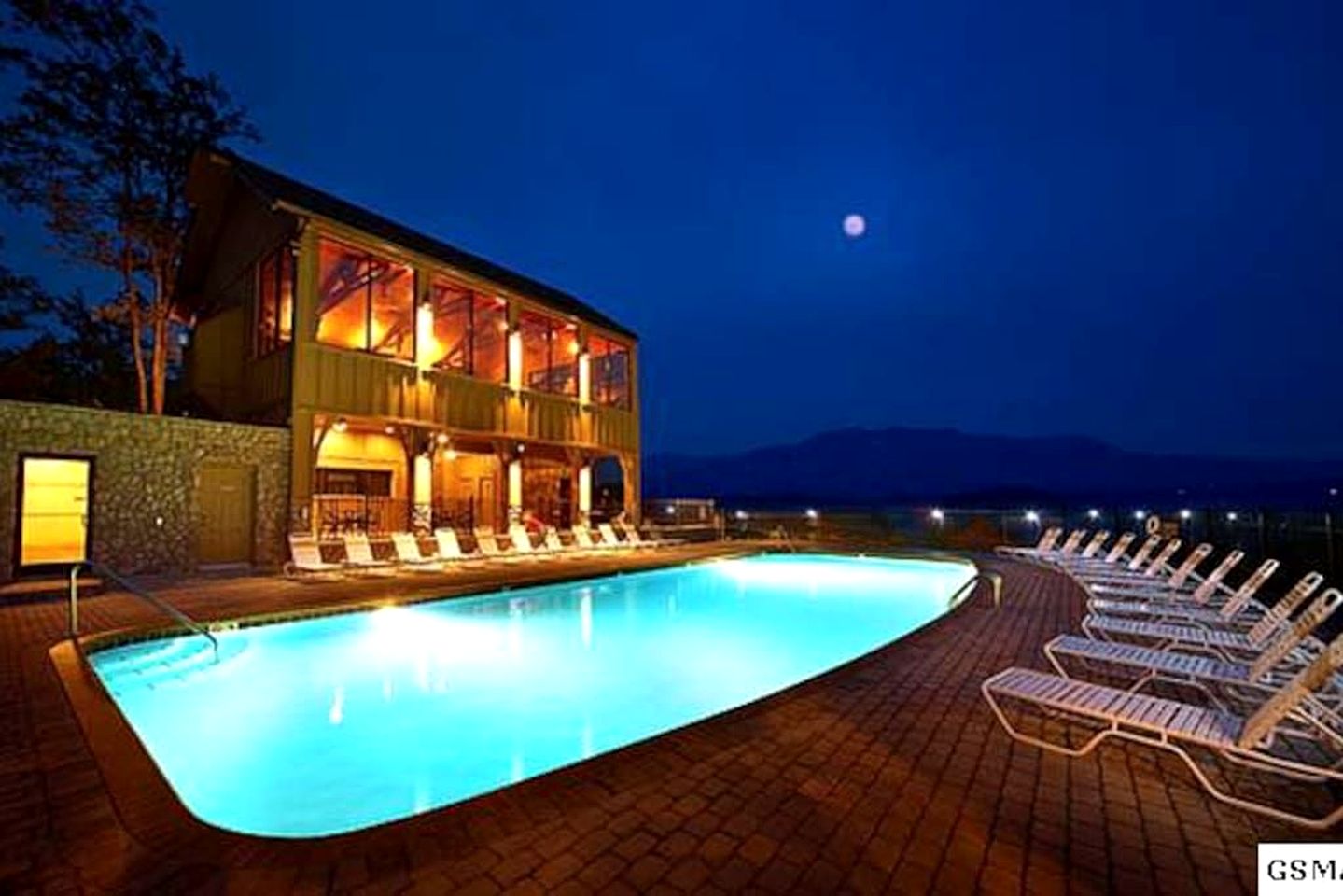 Sensational Mountain Retreat with Spa and Amazing Interior in Sevierville, Tennessee