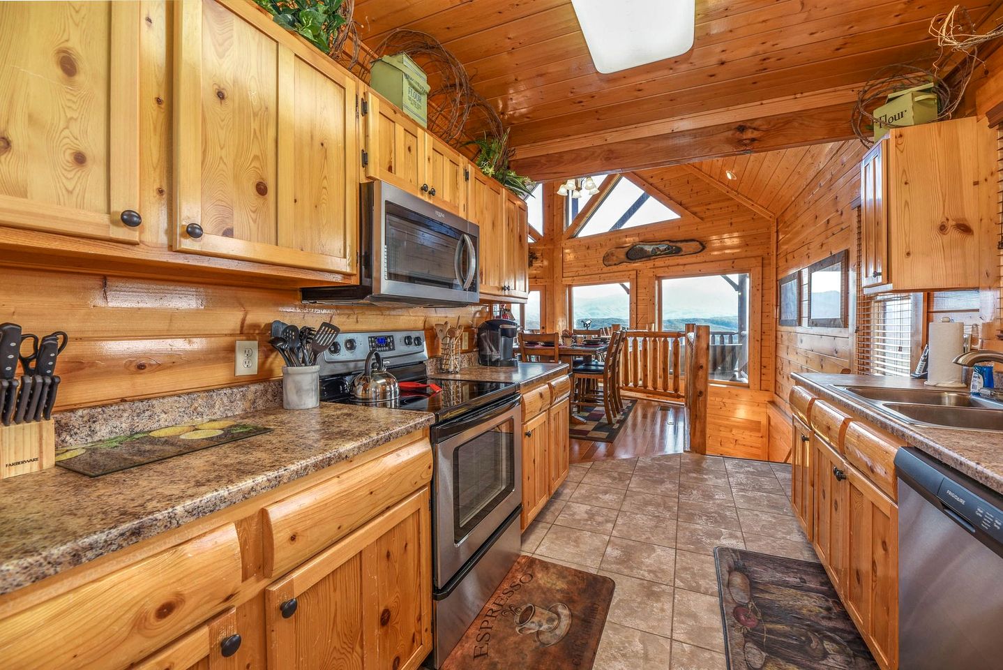Sensational Mountain Retreat with Spa and Amazing Interior in Sevierville, Tennessee