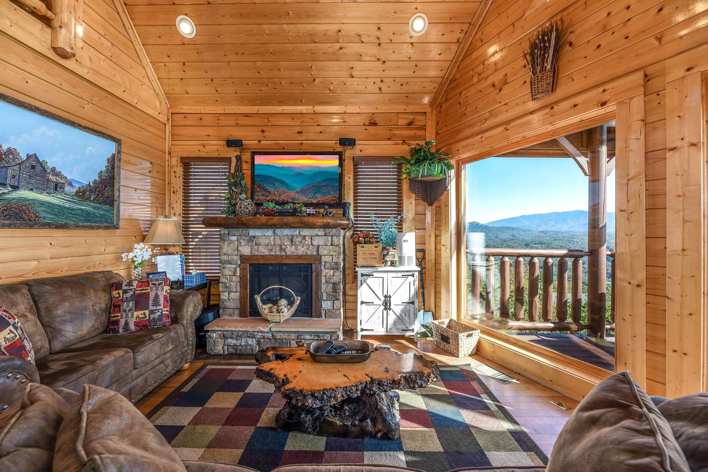 Sensational Mountain Retreat with Spa and Amazing Interior in Sevierville, Tennessee