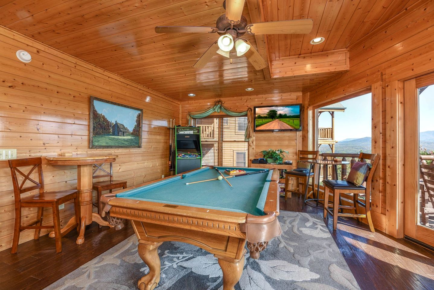Sensational Mountain Retreat with Spa and Amazing Interior in Sevierville, Tennessee