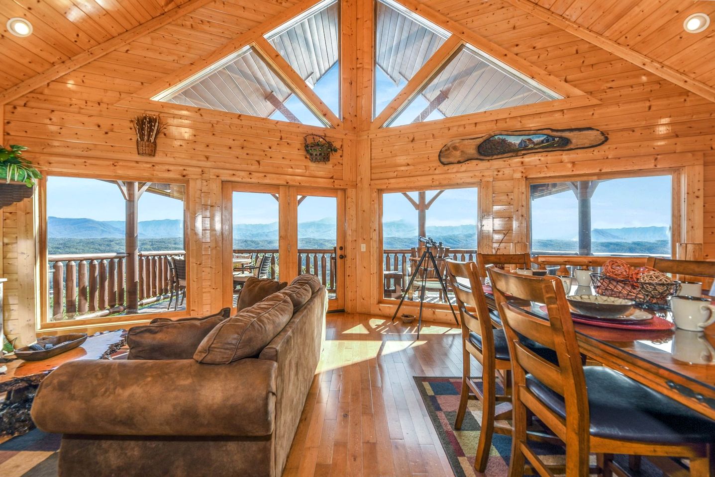 Sensational Mountain Retreat with Spa and Amazing Interior in Sevierville, Tennessee