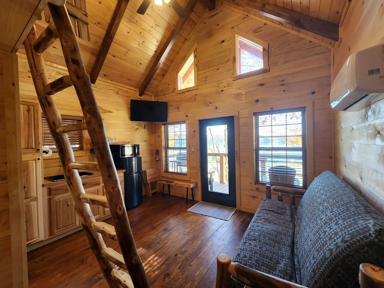 Lofted Cabin Wonderful for Outdoor Adventures near Tappan Lake in Ohio
