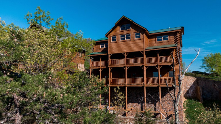 This cabin is great for large group getaways in Tennessee