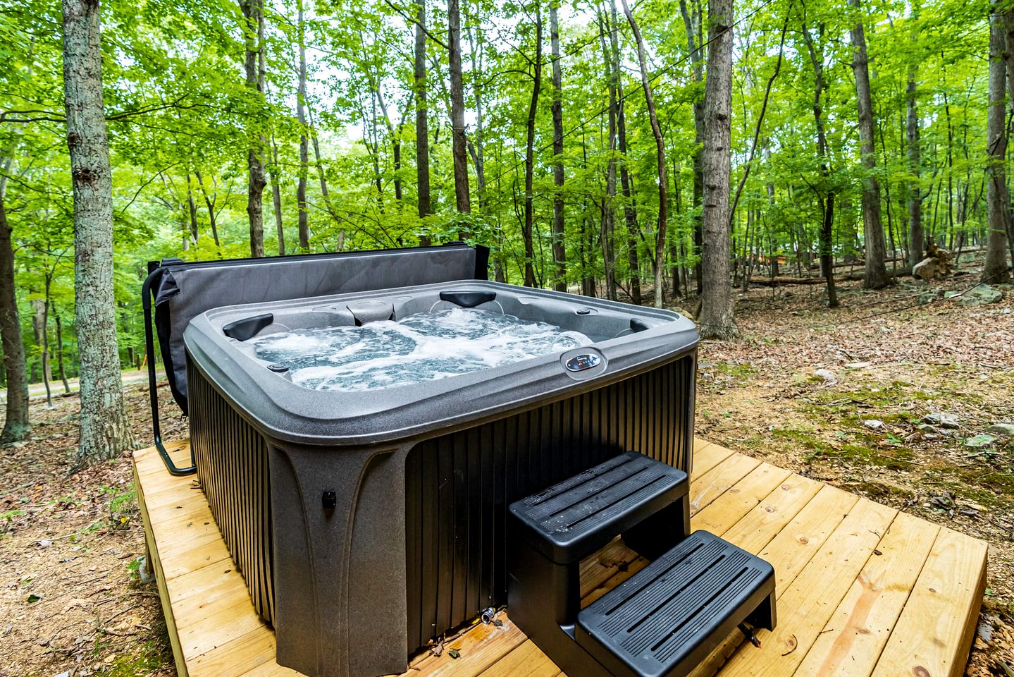 River Cabin with Hot Tub, Fire Pit, Screened Porch and Plenty of Outdoor Activities to Keep Your Group Busy in Great Cacapon, WV