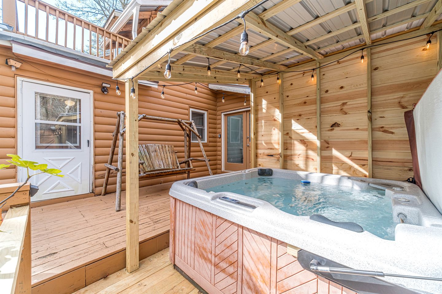 Serene Cabin with Hot-Tub in Cleveland, Georgia