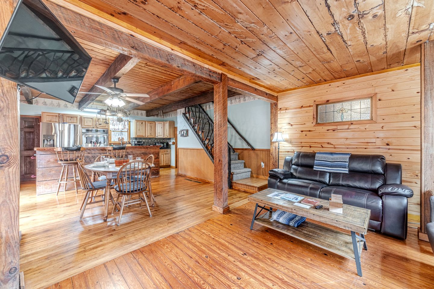 Serene Cabin with Hot-Tub in Cleveland, Georgia